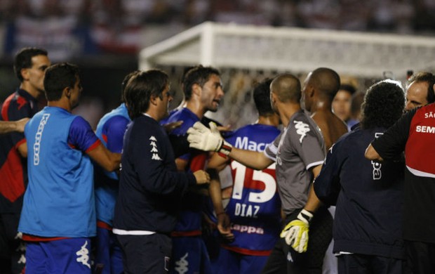 Confronto no gramado no intervalo da partida (Foto: Rubens Chiri / site oficial do SPFC)