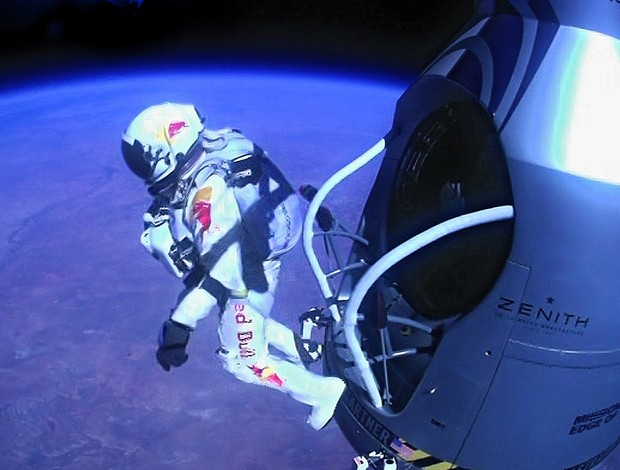 Felix Baumgartner bate recorde do salto em queda livre mais alto (Foto: AFP)