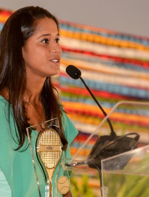 Teliana Pereira recebe o Prêmio Tênis (Foto: Celso Pupo / Fotoarena)