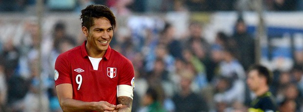 Paolo guerrero seleção do peru eliminatórias copa 2014 (Foto: Agência AFP)