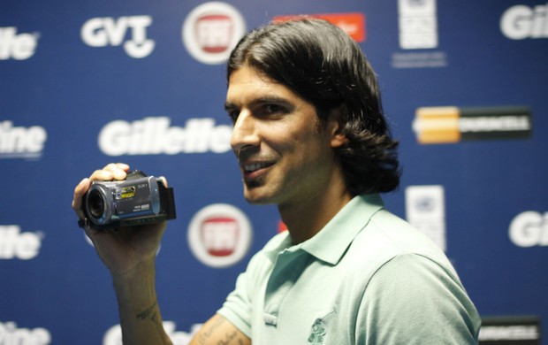 Loco Abreu no jogo contra a pobreza na arena (Foto: Diego Guichard/GLOBOESPORTE.COM)