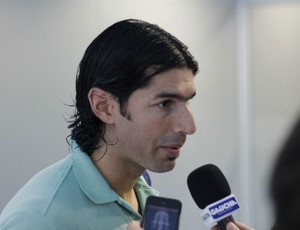 Loco Abreu no jogo contra a pobreza na arena (Foto: Diego Guichard/GLOBOESPORTE.COM)