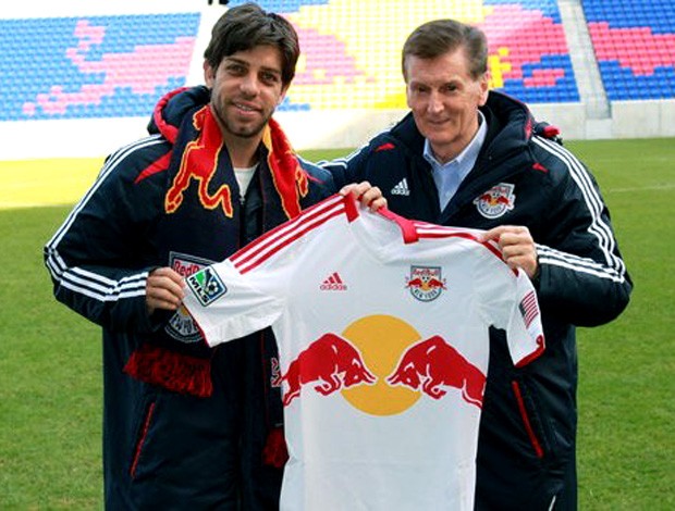 Juninho Pernambucano apresentado no New York (Foto: Reprodução / Site Oficial)