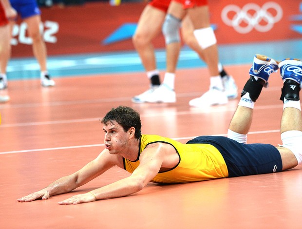 Bruninho na partida de vôlei do Brasil contra a Rússia (Foto: AFP)