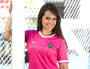 Gandula Fernanda Maia com a camisa rosa do Botafogo (Foto: Divulgação / Approach)