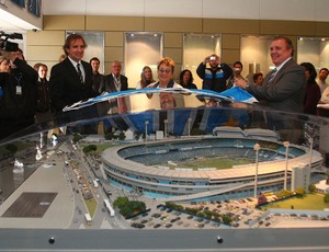 Verardi (E), Dona Ema e Eduardo Pinto em lançamento de maquete do Olímpico (Foto: Lucas Uebel/Grêmio FBPA)