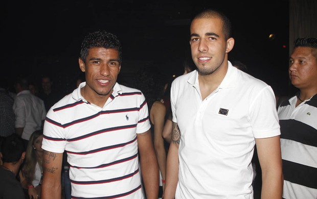 Paulinho e Danilo, jogadores do Corinthians, em boate em São Paulo (Foto: Leo Franco e Thiago Duran/ Ag. News)