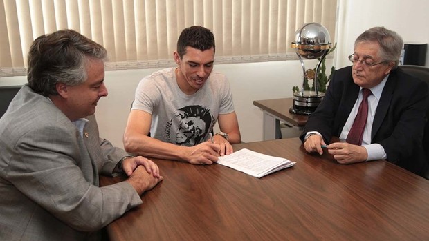 Lúcio assina seu contrato no CT  (Foto: Site oficial do São Paulo FC)