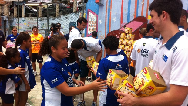 Jogadores do vôlei do Rio levam panetones para crianças do Borel (Foto: Leandro Garrido/Globoesporte.com)