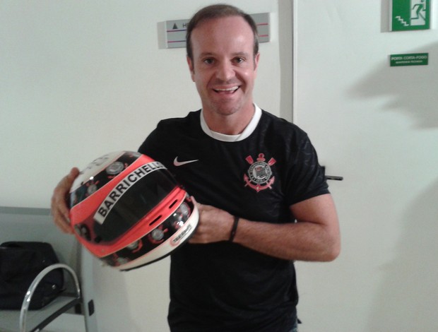 Rubinho posa com o capacete, ainda úmido por dentro (Foto: Rodrigo Faber/Globoesporte.com)