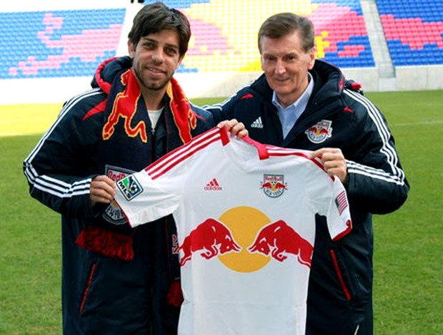 Juninho apresentado no New York (Foto: Reprodução / Site Oficial)