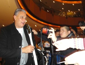 Tite deixa hotel com o Time do Corinthians (Foto: José Gonzalez / Globoesporte.com)