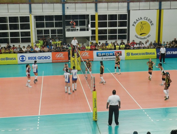 Praia Clube x Minas pelo primeiro turno da Superliga 2012/2013 (Foto: Caroline Aleixo/GLOBOESPORTE.COM)