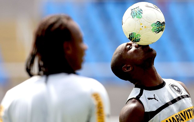 Seedorf no treino do Botafogo (Foto: Satiro Sodré / Ag. Estado)