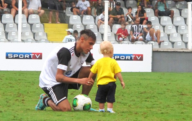 Neymar e Davi Lucca, Jogo Beneficente na vila Belmiro (Foto: Marcelo Hazan / Globoesporte.com)