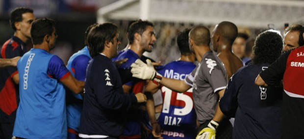 Confronto no gramado no intervalo da partida (Foto: Rubens Chiri / site oficial do SPFC)