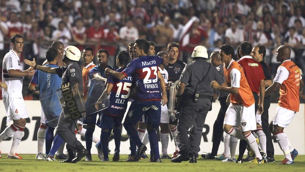 Confusão no jogo, são Paulo e Tigre (Foto: Agência Reuters)