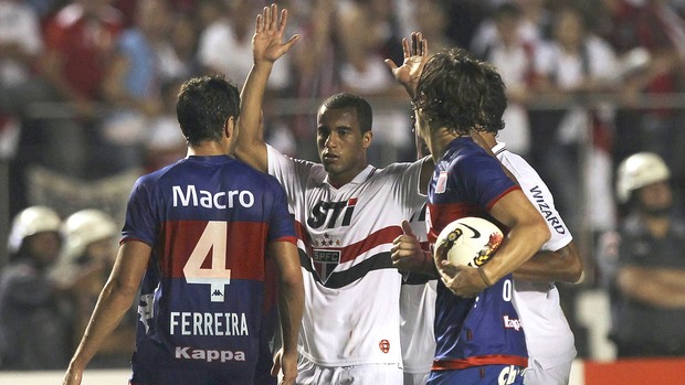 Lucas, São paulo e Tigres (Foto: Agência Reuters)