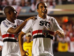 Lucas gol São Paulo x Tigre (Foto: Gustavo Tilio / Globoesporte.com)