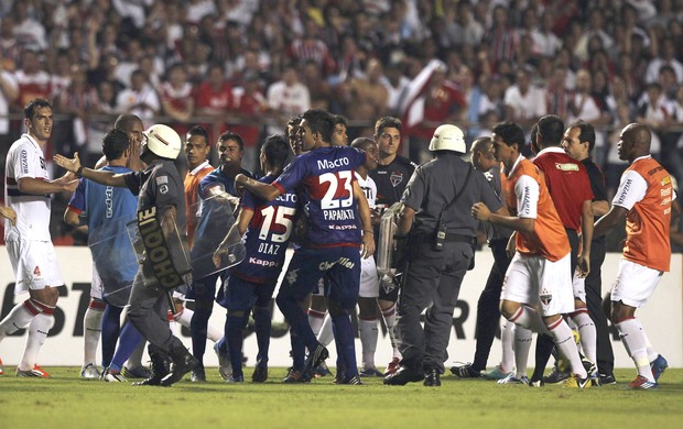 Confusão no jogo, são Paulo e Tigres (Foto: Agência Reuters)