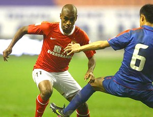 Muriqui na partida do Guangzhou Evergrande contra o Shenhua FC (Foto: Divulgação / Site Oficial)