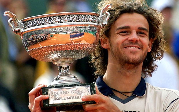 Gustavo kuerten guga troféu roland garros (Foto: Agência AP)