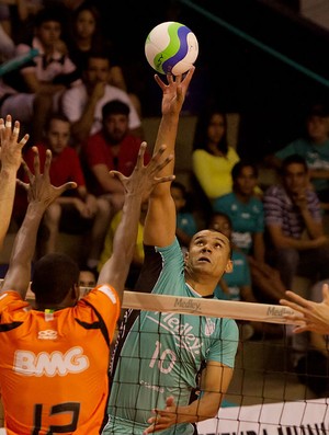 Rivaldo, do Campinas, ataca o bloqueio do São Bernardo (Foto: Divulgação Medley/Campinas)