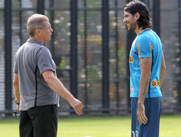 oswaldo de oliveira loco abreu botafogo treino (Foto: Ivo Gonzalez / Agência O Globo)