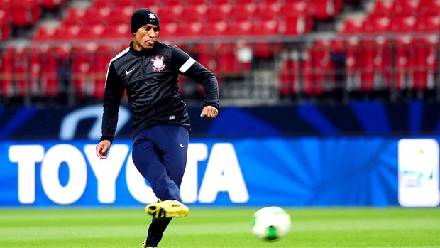 Paulinho no treino do Corinthians Mundial (Foto: Marcos Ribolli / Globoesporte.com)