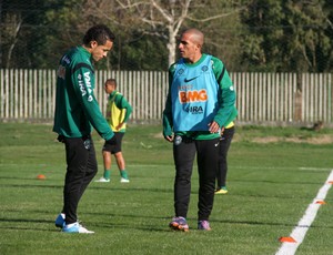 Gil e Rafinha conversam no treino do Coritiba (Foto: Gabriel Hamilko / GloboEsporte.com)