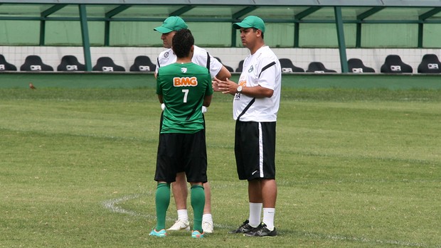 Meia Rafinha conversa demoradamente com o técnico Marquinhos Santos no Coritiba (Foto: Julia Abdul Hak / Backstage Comunicação)