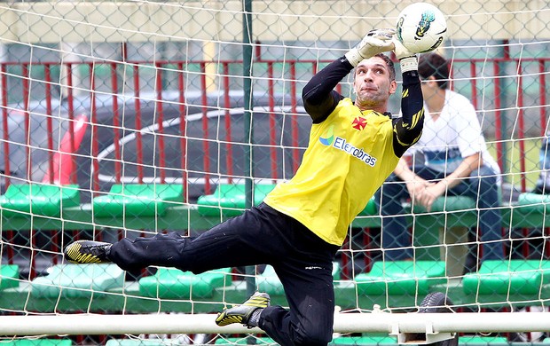 Fernando Prass no treino do Vasco (Foto: Ivo Gonzalez / Agencia O Globo)