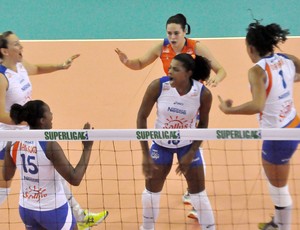 Meninas do Osasco comemoram ponto sobre a equipe do Rio do Sul (Foto: Divulgação)