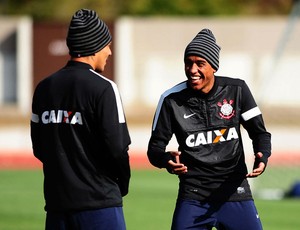 Paulinho treino Corinthians (Foto: Marcos Ribolli / Globoesporte.com)