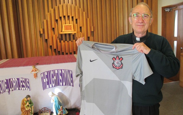 Padre Keith Humphries de igreja em Nagoya (Foto: Leandro Canônico / Globoesporte.com)