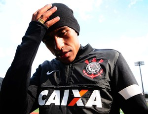 Paulinho treino Corinthians (Foto: Marcos Ribolli / Globoesporte.com)