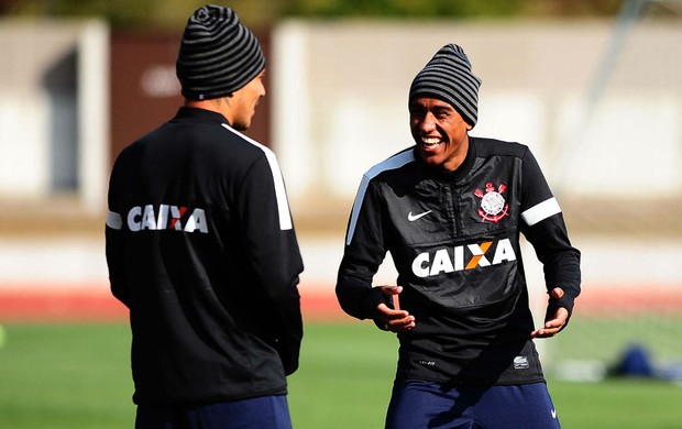 Paulinho treino Corinthians (Foto: Marcos Ribolli / Globoesporte.com)