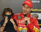 Estreante na Stock Car, Tony Kanaan dá entrevista com o filho Léo no colo (Foto: Fernanda Freixosa / Stock Car)