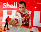 Apelidado de Homem Aranha, Helio Castroneves brinca com um boneco do herói dos quadrinhos (Foto: Duda Bairros/ Stock Car)