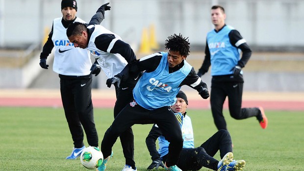 Romarinho Ralf treino Corinthians (Foto: Marcos Ribolli / Globoesporte.com)