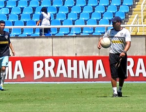 Jair Ventura comanda treino dos juniores do Botafogo  (Foto: Thales Soares / Globoesporte.com)