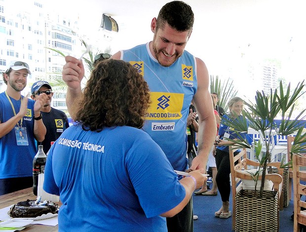 Alison vôlei de praia aniversário  (Foto: Helena Rebello / Globoesporte.com)