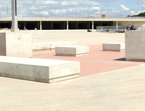 Esplanada do Mineirão e futuras lojas (Foto: Léo Simonini / Globoesporte.com)