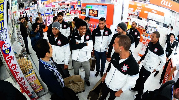 Corintianos em loja em Nagoya (Foto: Marcos Ribolli / Globoesporte.com)