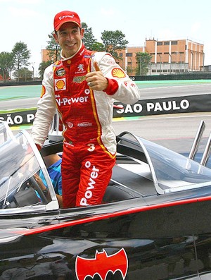 Helio Castroneves no Batmóvel (Foto: Alessandra Horst / Divulgação)