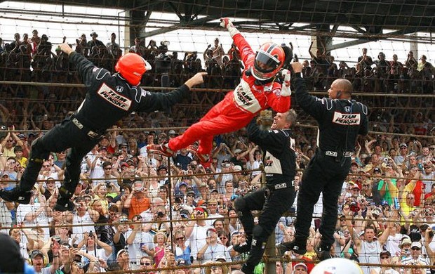 Helio Castroneves, o "Homem Aranha", comemora uma vitória na Indy escalando o alambrado (Foto: Divulgação IRL)