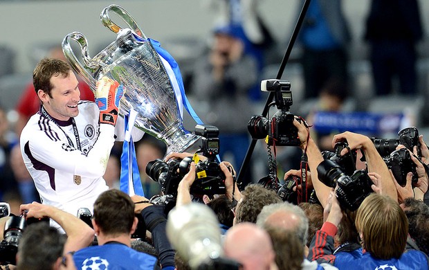 Petr Cech do Chelsea com o troféu da Liga dos Campeões (Foto: AFP)