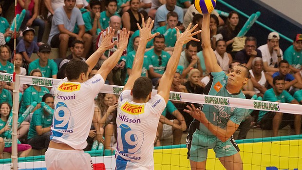 Rivaldo ataca para fazer ponto contra o Vôlei Futuro (Foto: Cinara Piccolo/ Divulgação Medley)