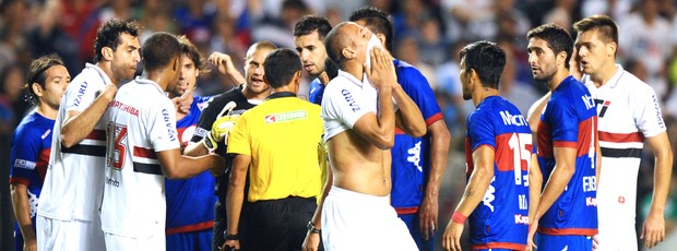 Luis Fabiano, Tigre e São Paulo (Foto: Agência AFP)