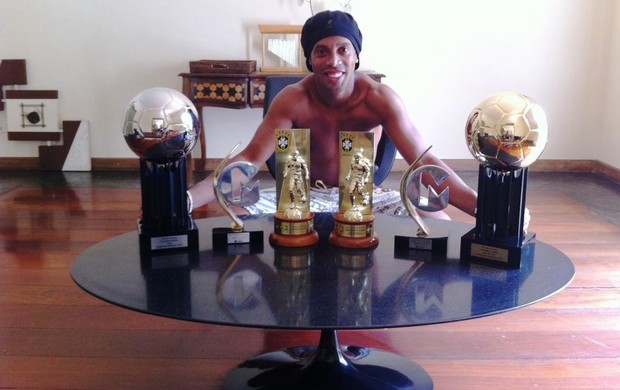 Ronaldinho Gaúcho mostra a coleção de troféus (Foto: Reprodução / Twitter)